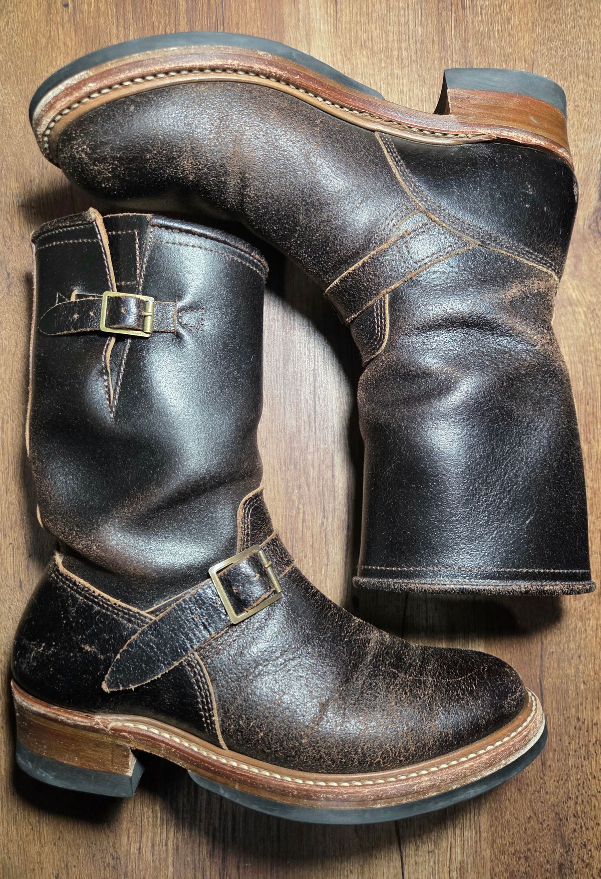 Photo by farroyo81 on December 4, 2025 of the John Lofgren Wabash Engineer Boots in Horween Dark Brown Waxed Flesh.