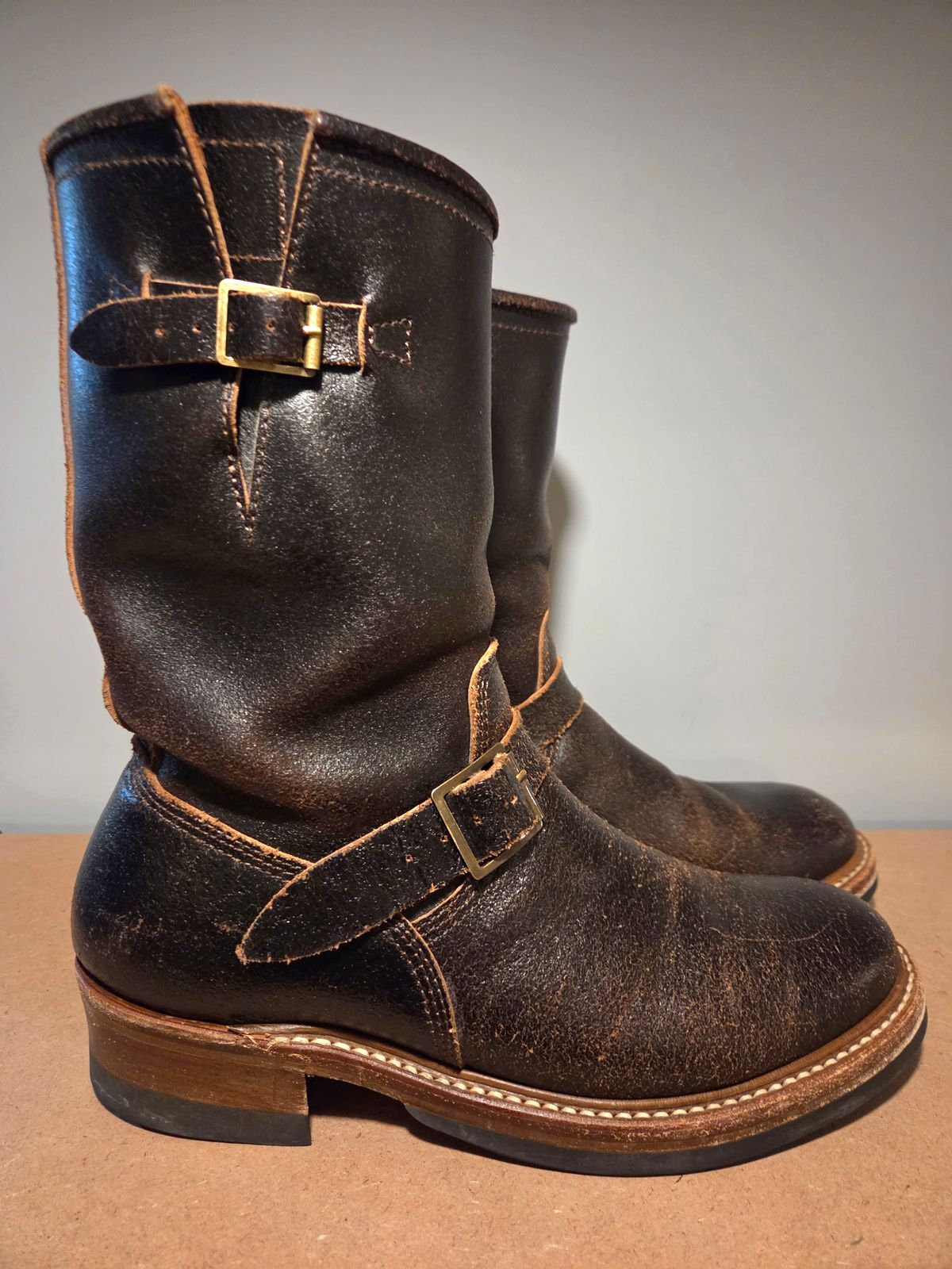 Photo by farroyo81 on December 4, 2025 of the John Lofgren Wabash Engineer Boots in Horween Dark Brown Waxed Flesh.