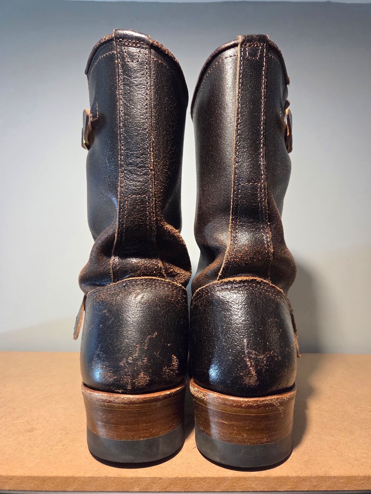 Photo by farroyo81 on January 5, 2026 of the John Lofgren Wabash Engineer Boots in Horween Dark Brown Waxed Flesh.