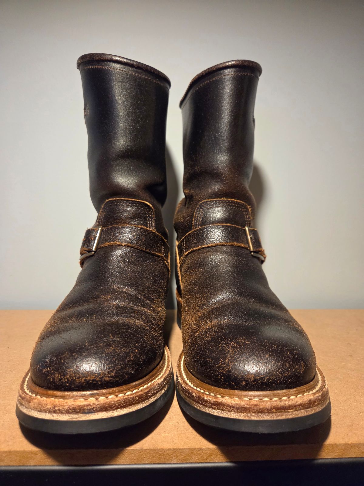 Photo by farroyo81 on January 5, 2026 of the John Lofgren Wabash Engineer Boots in Horween Dark Brown Waxed Flesh.