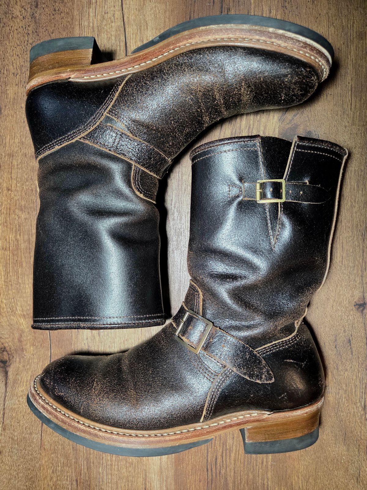 Photo by farroyo81 on January 5, 2026 of the John Lofgren Wabash Engineer Boots in Horween Dark Brown Waxed Flesh.