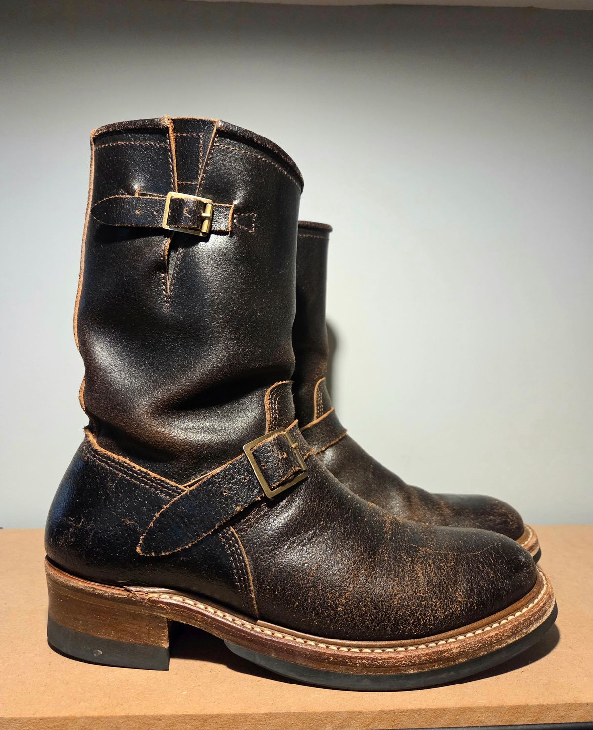 Photo by farroyo81 on January 5, 2026 of the John Lofgren Wabash Engineer Boots in Horween Dark Brown Waxed Flesh.