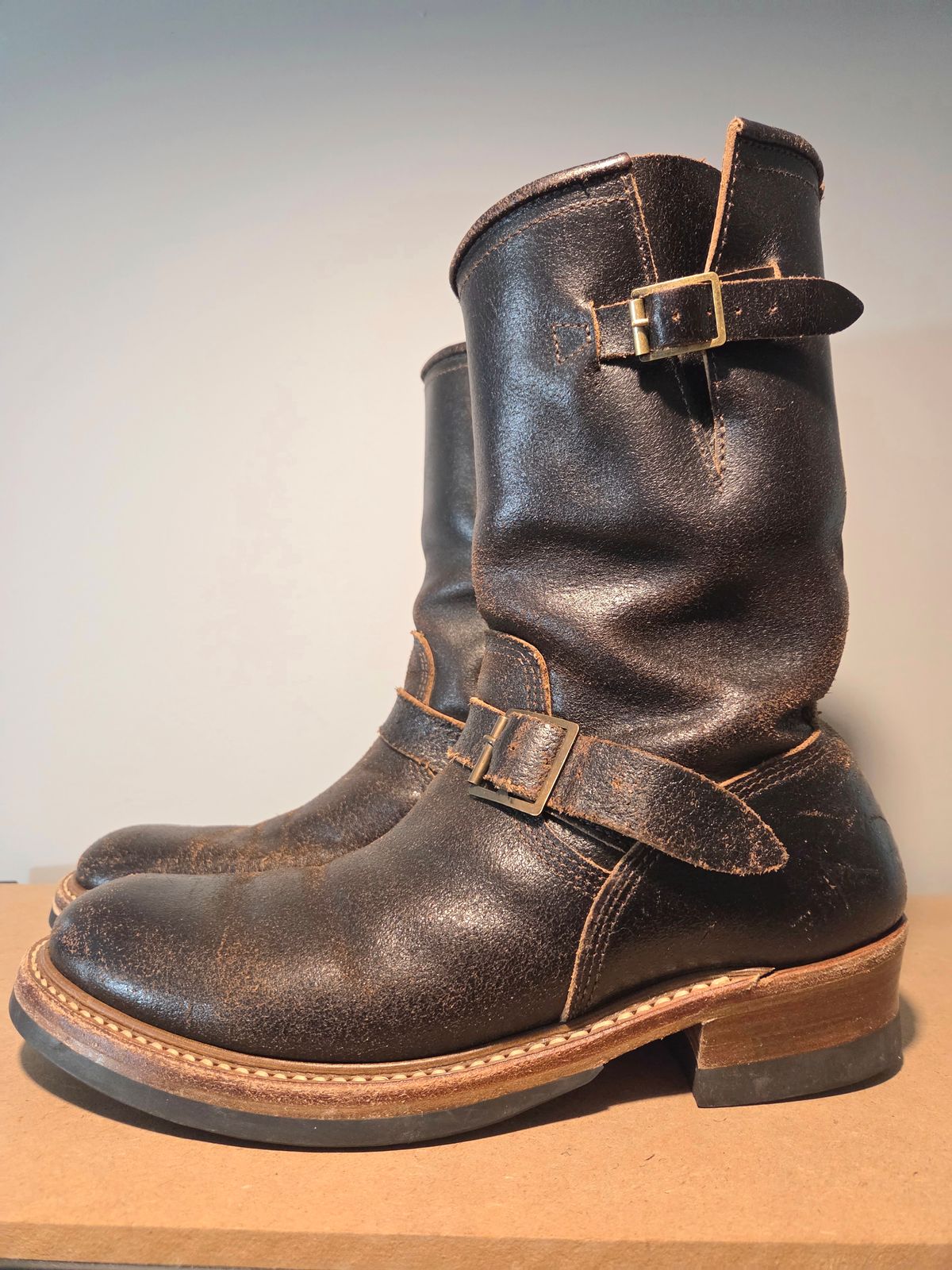 Photo by farroyo81 on February 5, 2026 of the John Lofgren Wabash Engineer Boots in Horween Dark Brown Waxed Flesh.