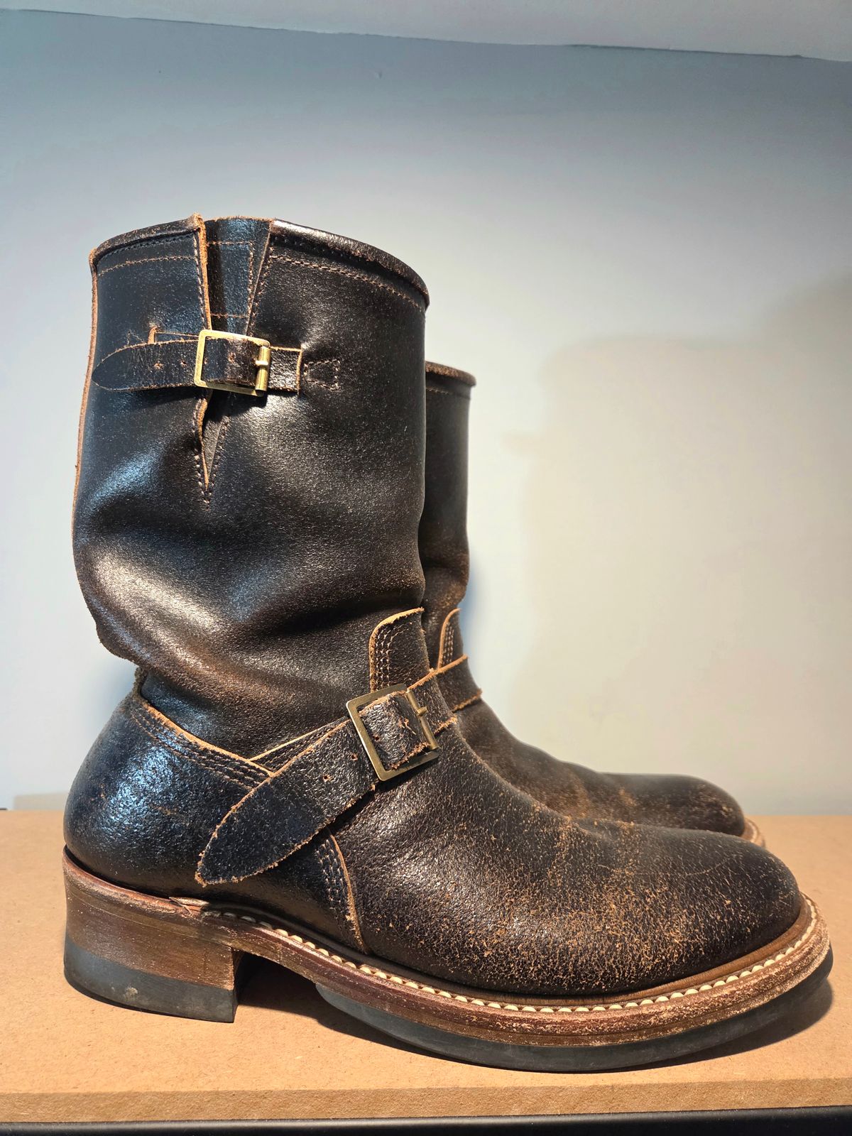 Photo by farroyo81 on February 5, 2026 of the John Lofgren Wabash Engineer Boots in Horween Dark Brown Waxed Flesh.