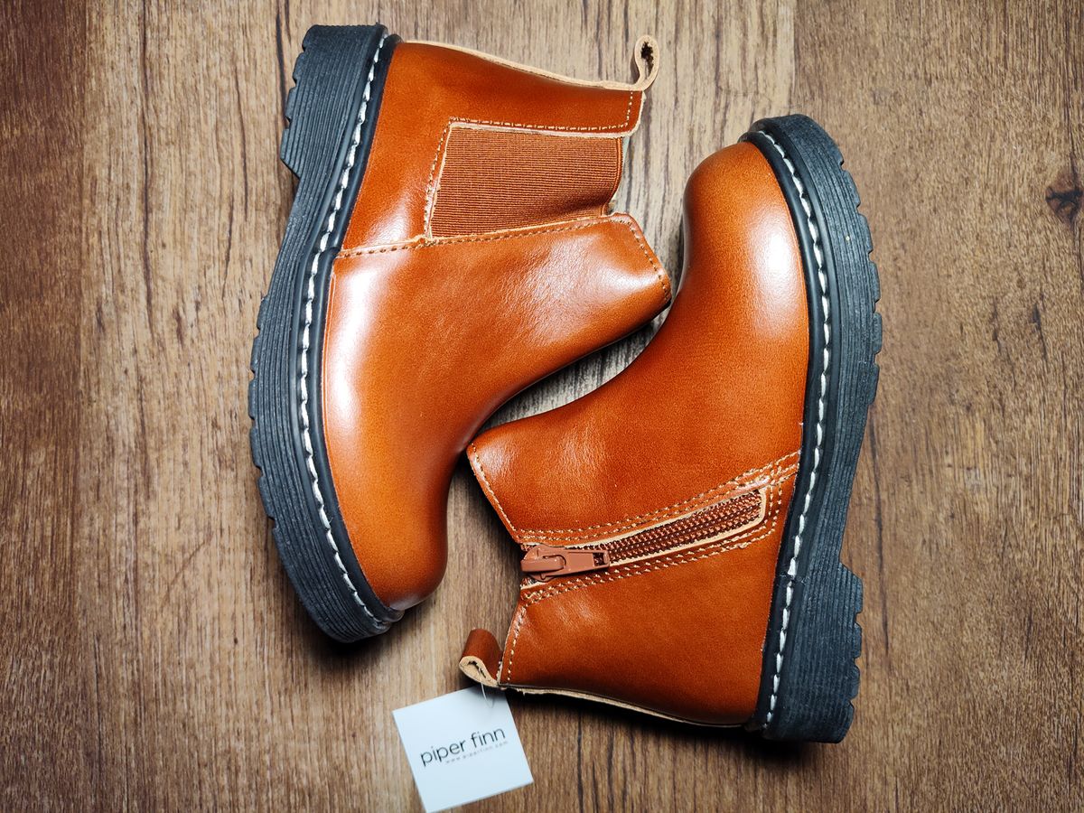 Photo by farroyo81 on October 4, 2024 of the Piper Finn Chelsea Boot in Premium Waxed Leather.