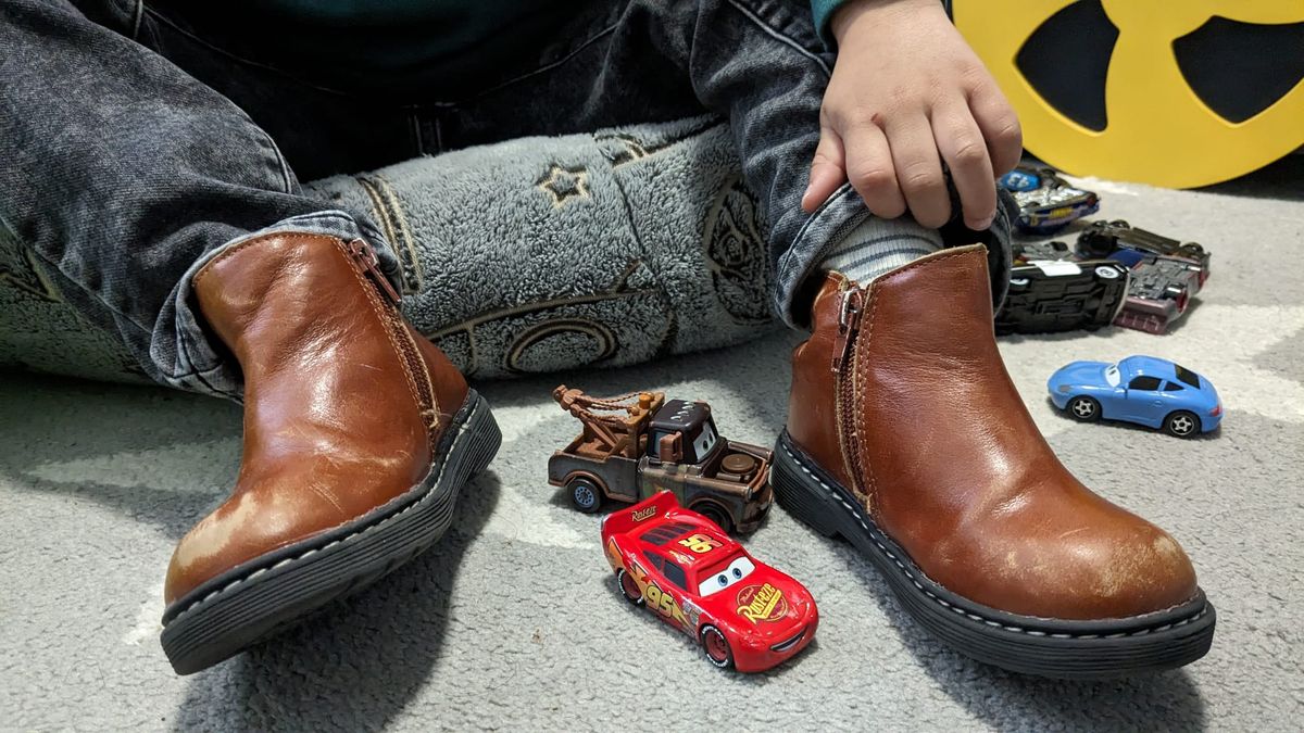 Photo by farroyo81 on April 4, 2025 of the Piper Finn Chelsea Boot in Premium Waxed Leather.