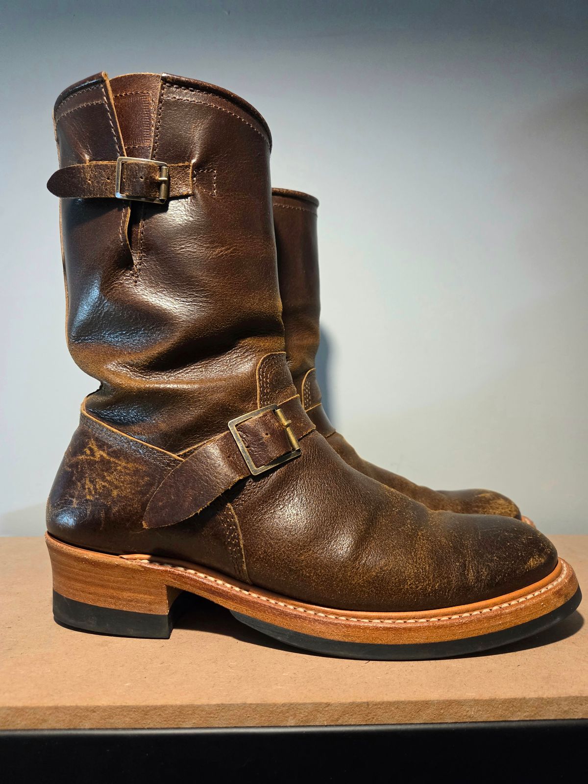 Photo by farroyo81 on January 5, 2026 of the John Lofgren Wabash Engineer Boots in Horween SHF Horsehide Havana.