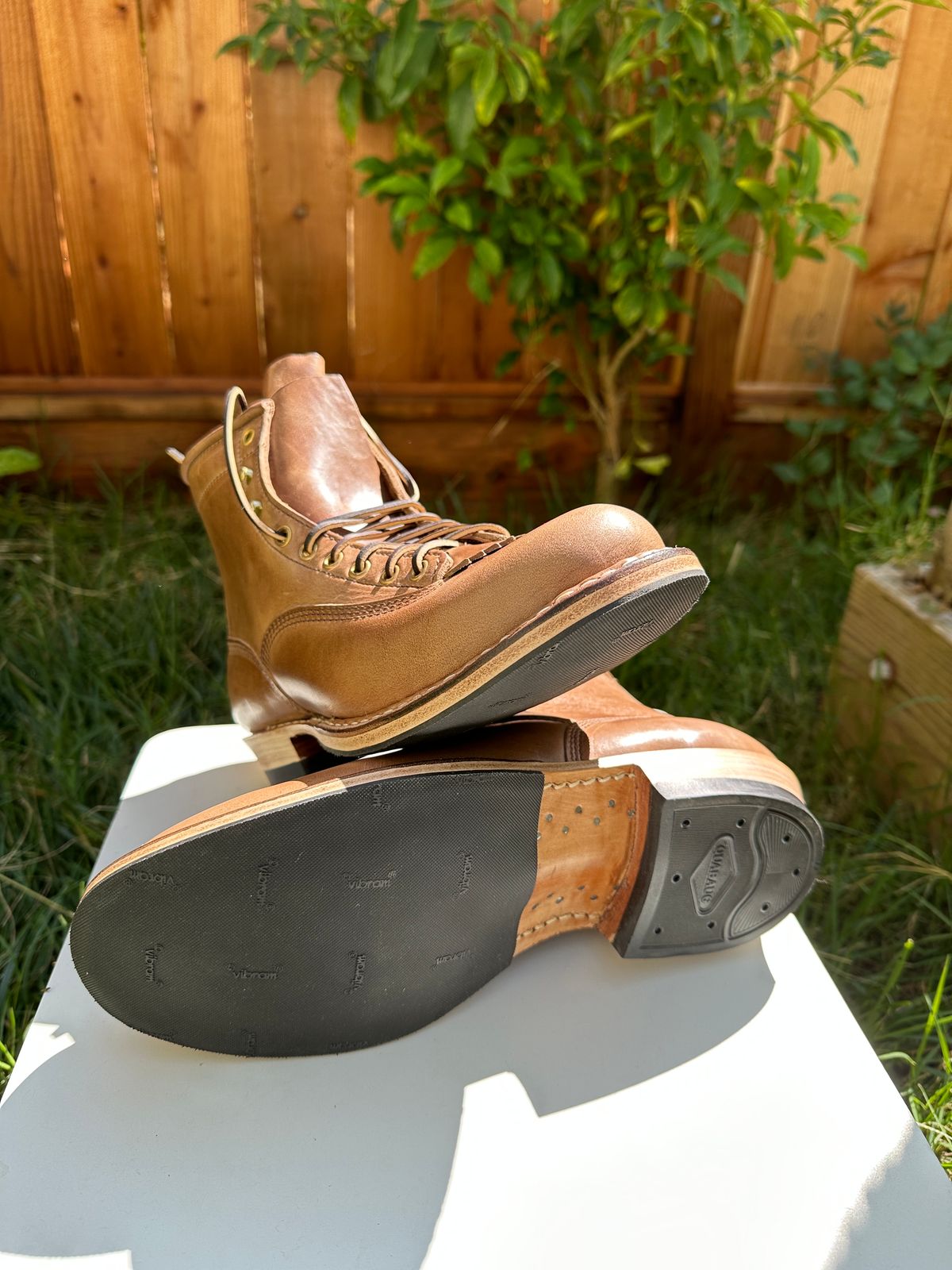 Photo by bankrobber on October 1, 2023 of the White's Bounty Hunter in Horween Natural Chromexcel.