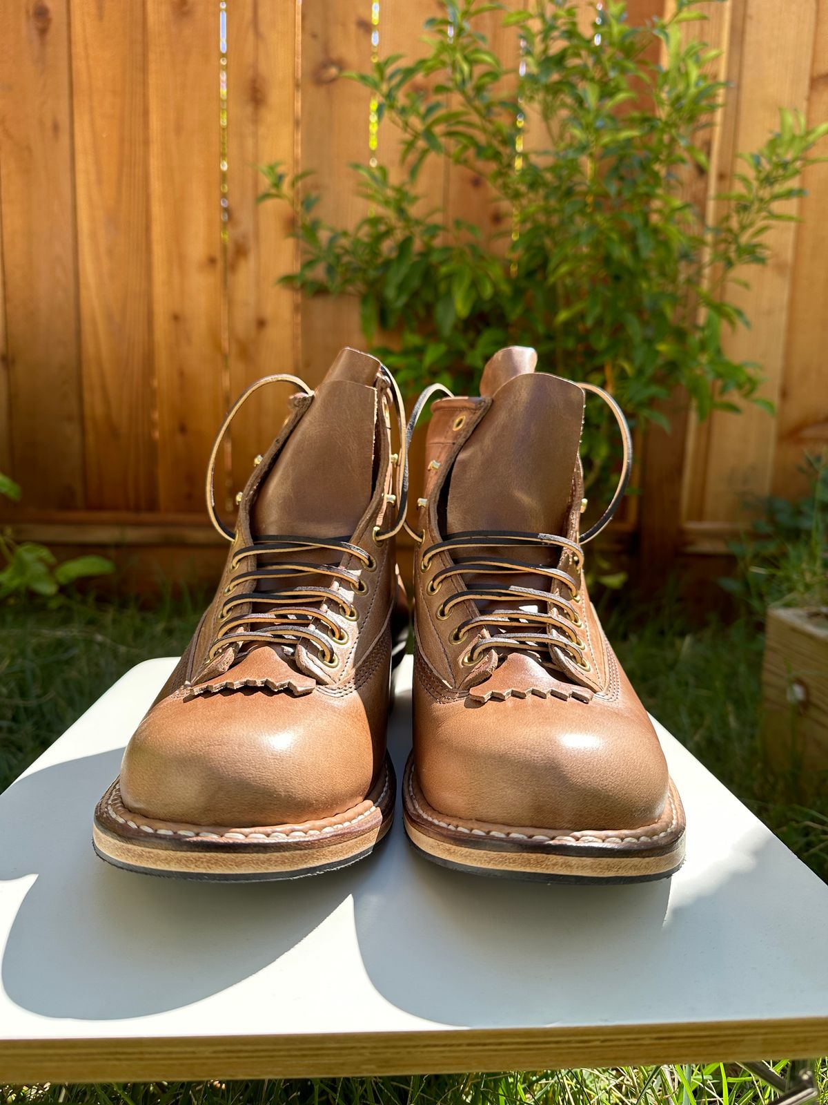 Photo by bankrobber on October 1, 2023 of the White's Bounty Hunter in Horween Natural Chromexcel.