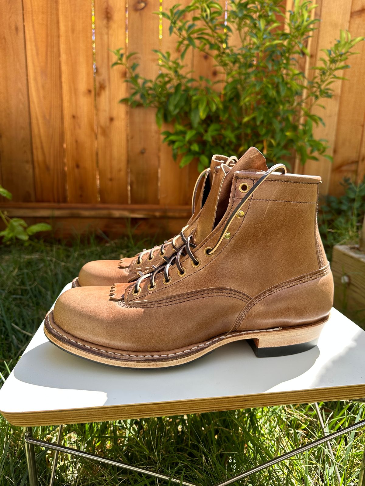 Photo by bankrobber on October 1, 2023 of the White's Bounty Hunter in Horween Natural Chromexcel.