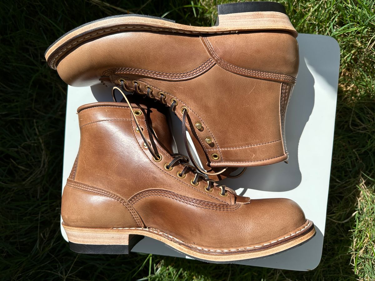 Photo by bankrobber on October 1, 2023 of the White's Bounty Hunter in Horween Natural Chromexcel.