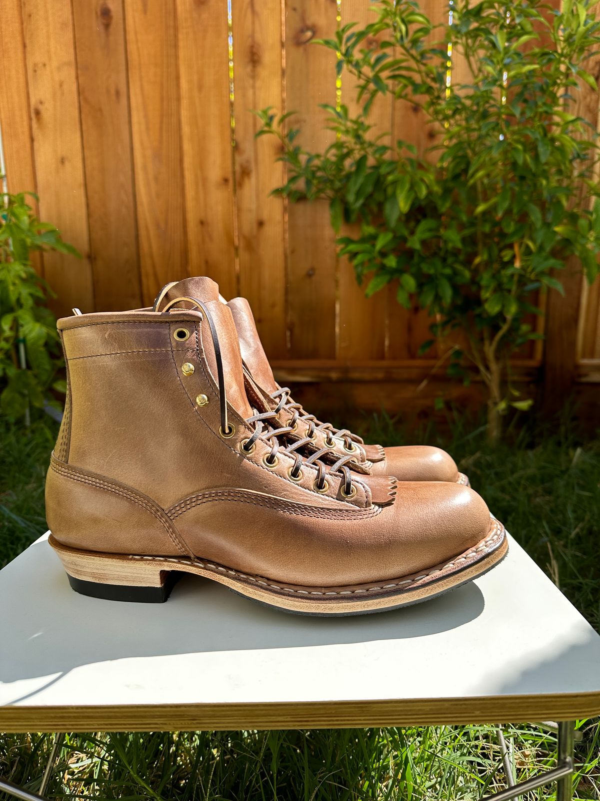 Photo by bankrobber on October 1, 2023 of the White's Bounty Hunter in Horween Natural Chromexcel.