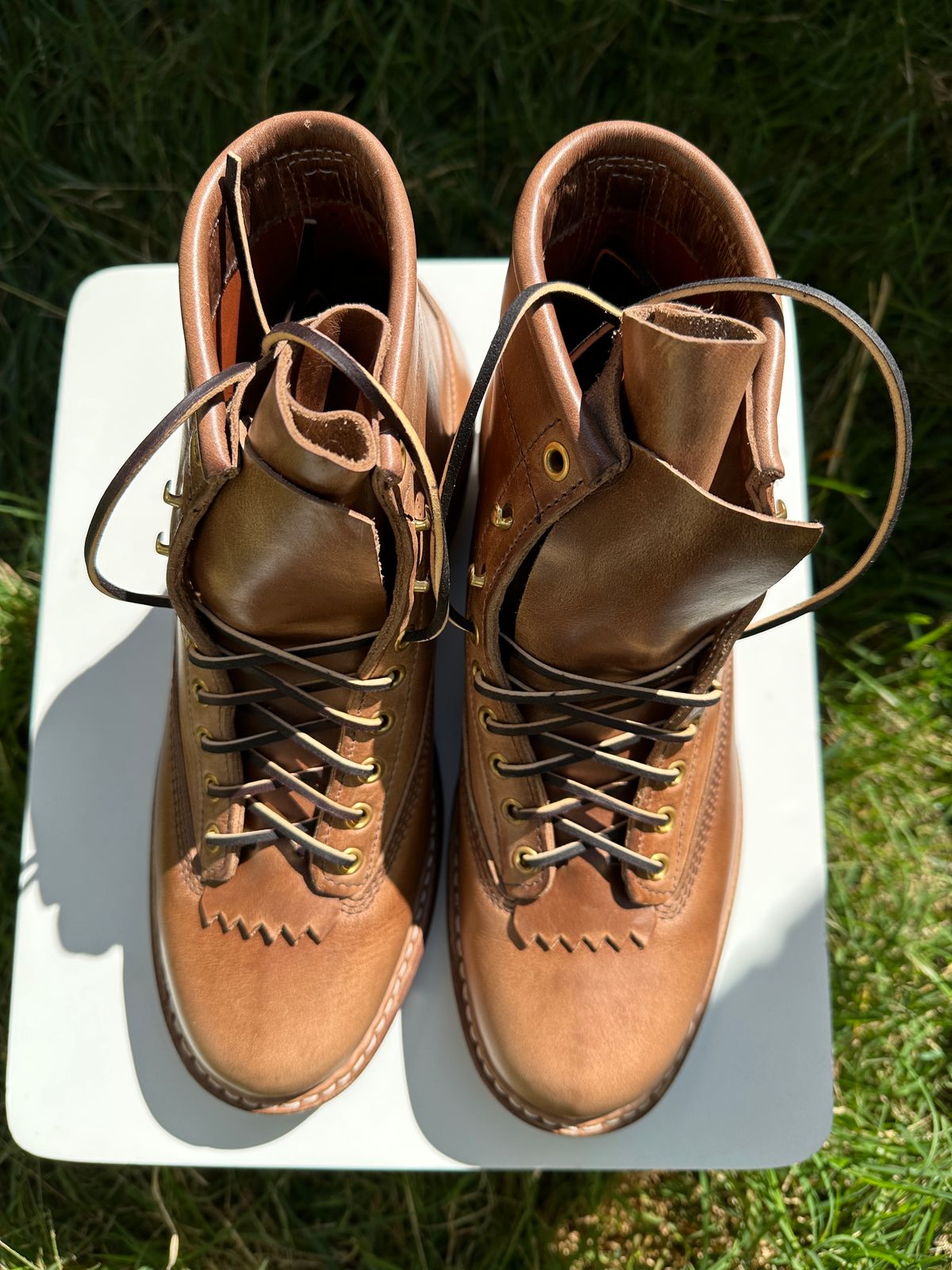 Photo by bankrobber on October 1, 2023 of the White's Bounty Hunter in Horween Natural Chromexcel.