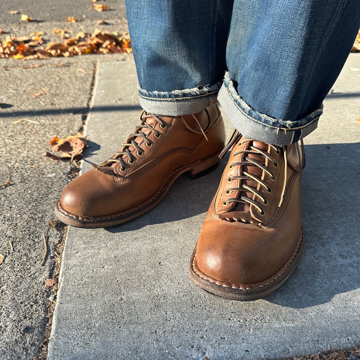 Photo by bankrobber on October 17, 2023 of the White's Bounty Hunter in Horween Natural Chromexcel.