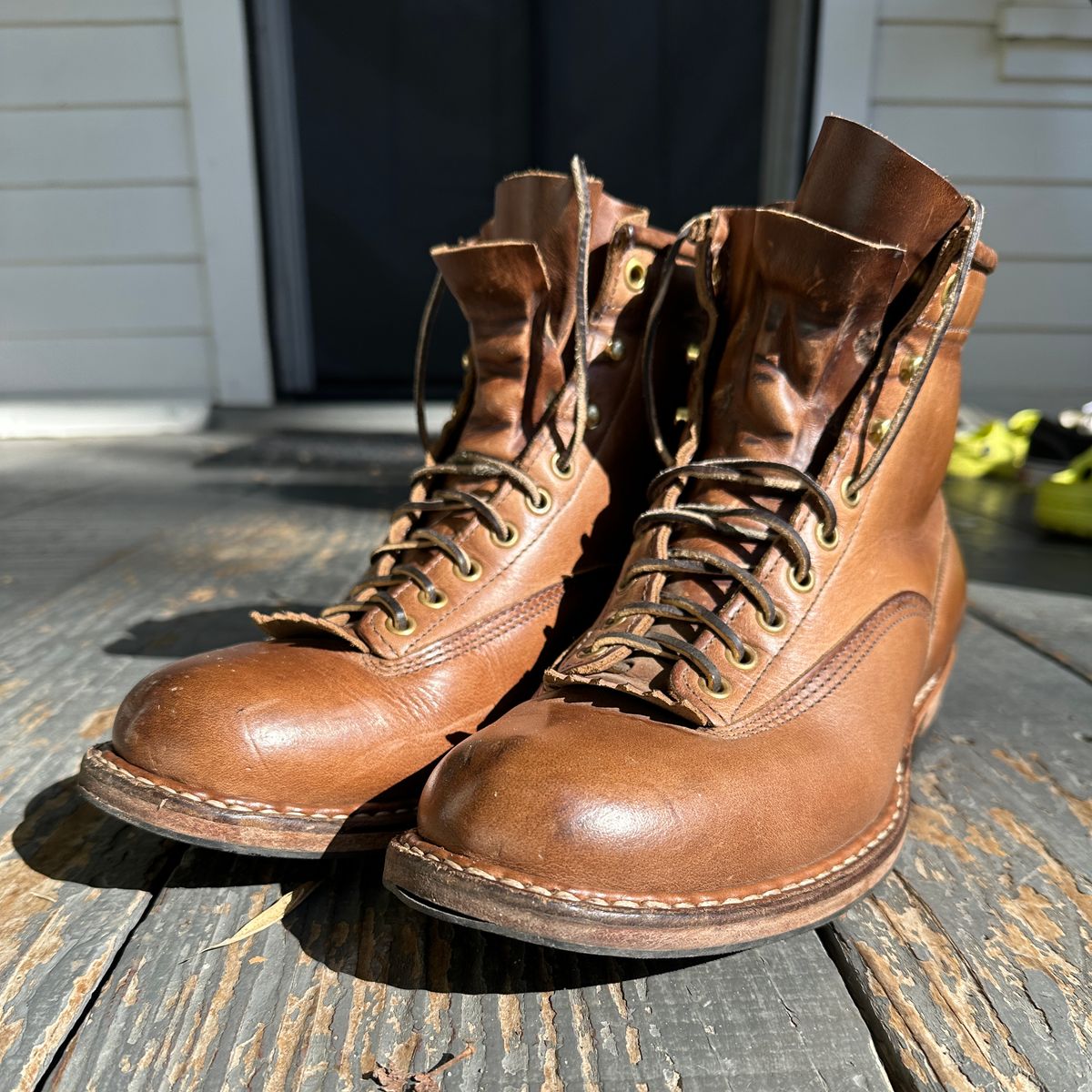 Photo by bankrobber on October 27, 2023 of the White's Bounty Hunter in Horween Natural Chromexcel.