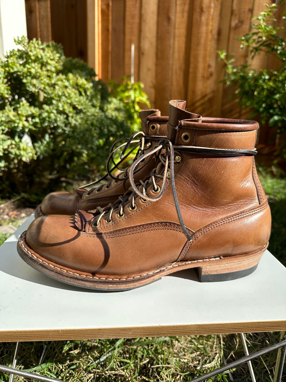 Photo by bankrobber on November 1, 2023 of the White's Bounty Hunter in Horween Natural Chromexcel.