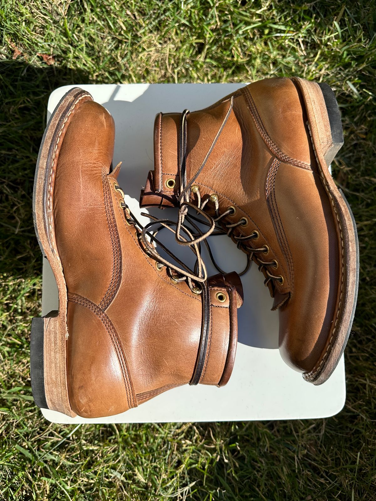 Photo by bankrobber on November 1, 2023 of the White's Bounty Hunter in Horween Natural Chromexcel.