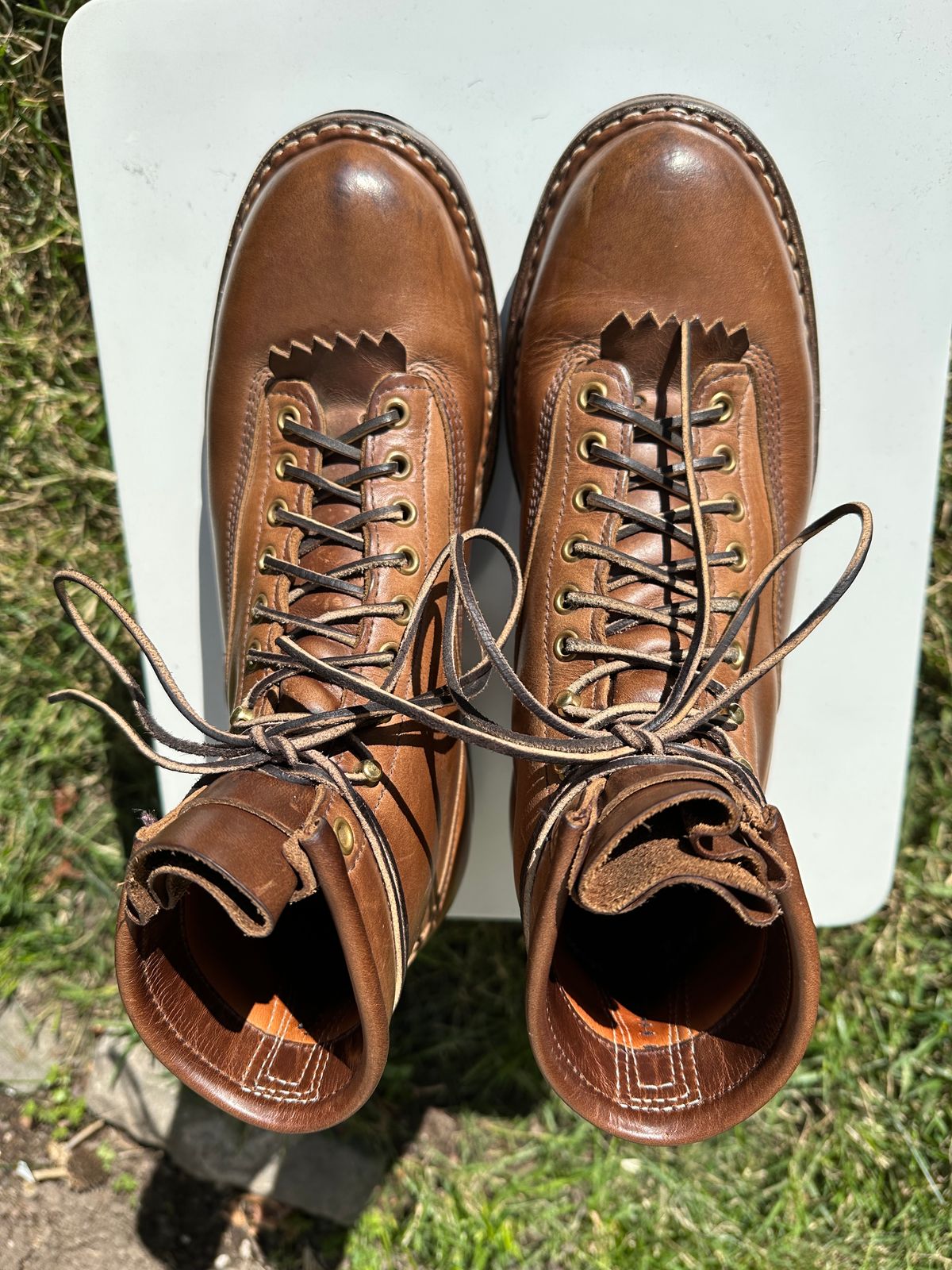 Photo by bankrobber on November 1, 2023 of the White's Bounty Hunter in Horween Natural Chromexcel.