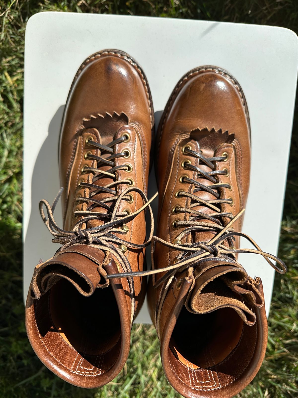 Photo by bankrobber on December 4, 2023 of the White's Bounty Hunter in Horween Natural Chromexcel.