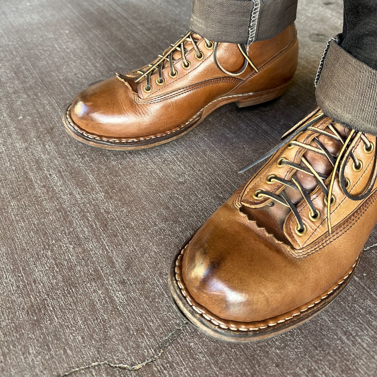 Photo by bankrobber on December 6, 2023 of the White's Bounty Hunter in Horween Natural Chromexcel.