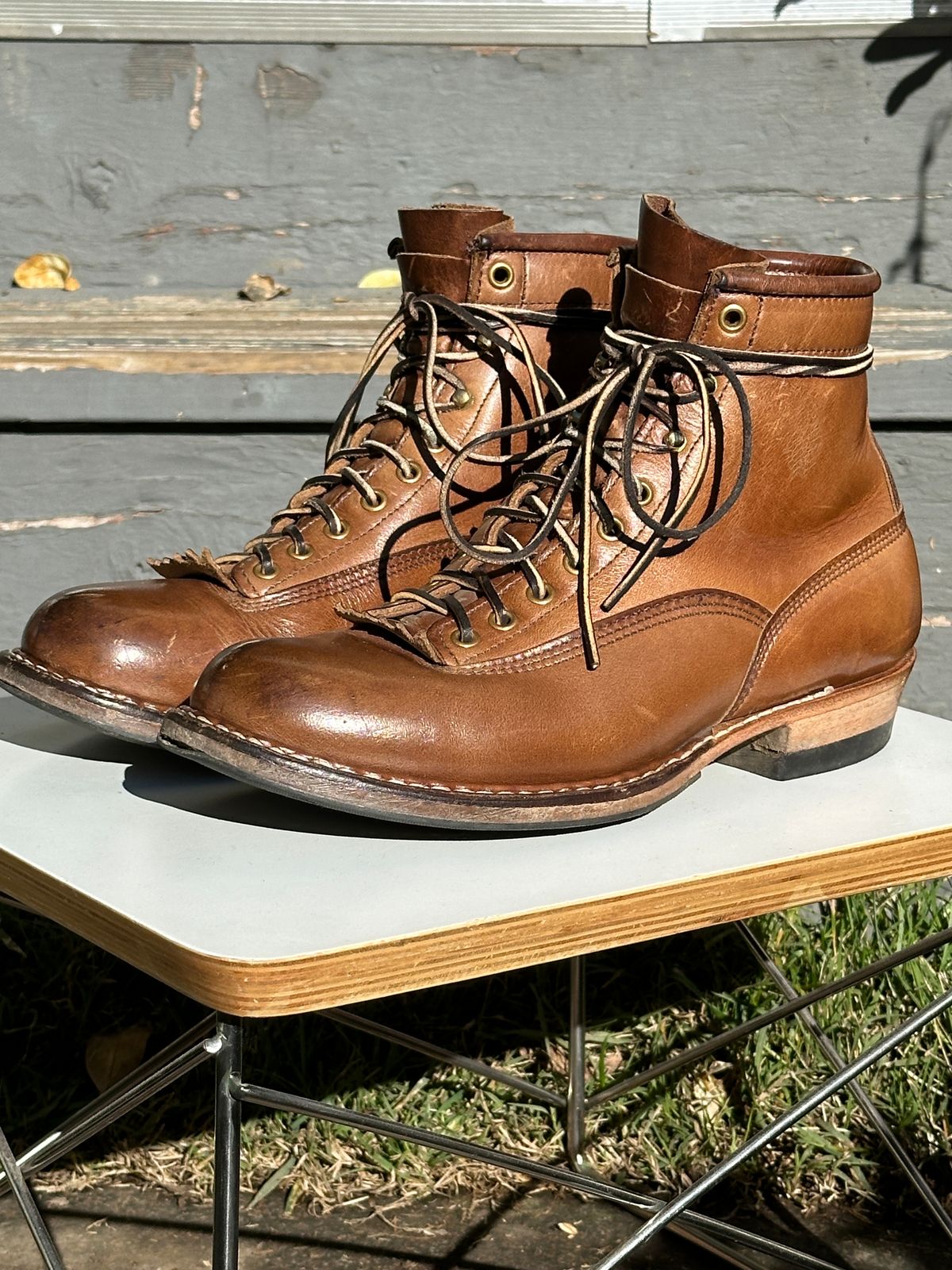 Photo by bankrobber on January 1, 2024 of the White's Bounty Hunter in Horween Natural Chromexcel.