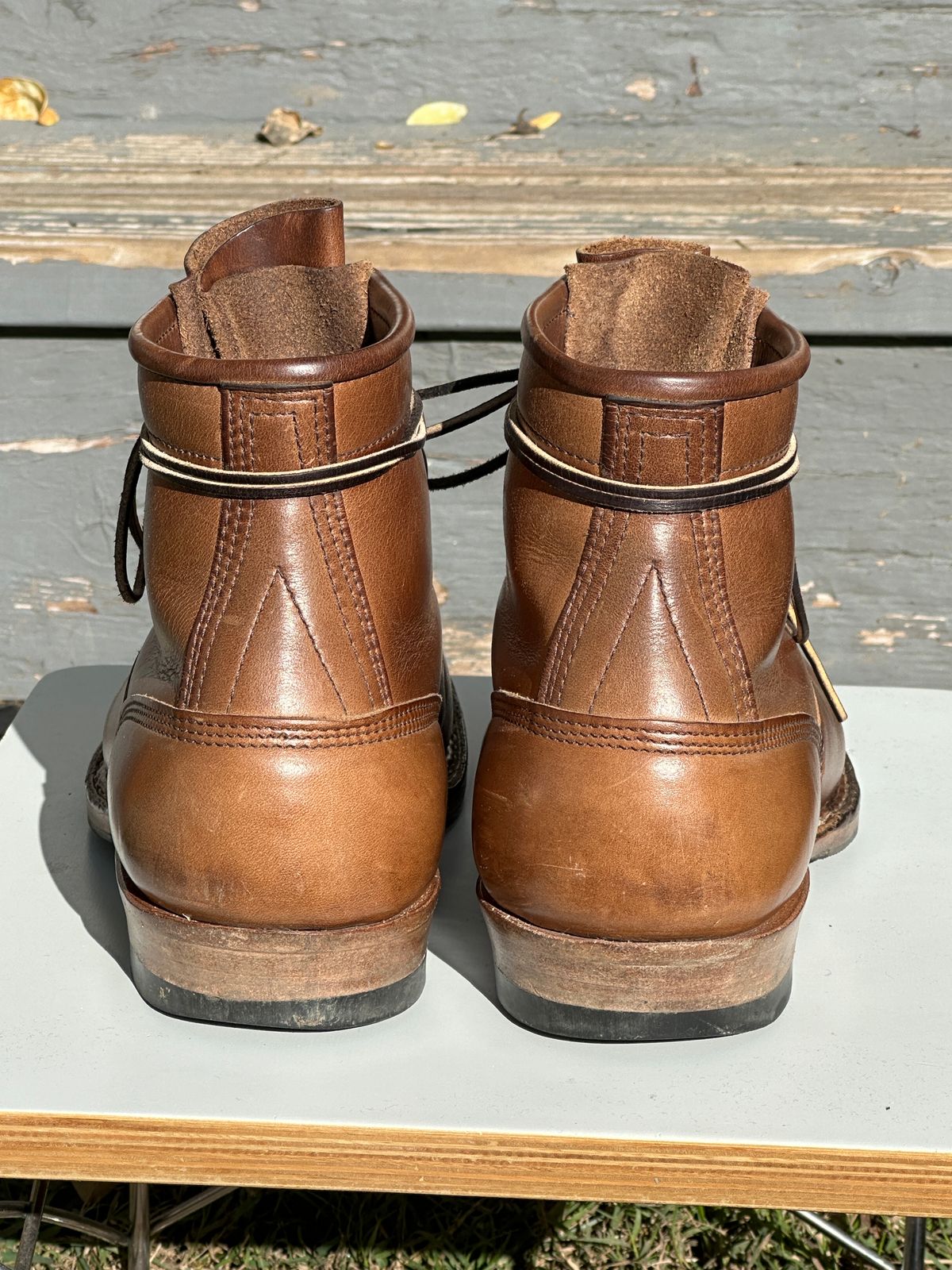 Photo by bankrobber on January 1, 2024 of the White's Bounty Hunter in Horween Natural Chromexcel.