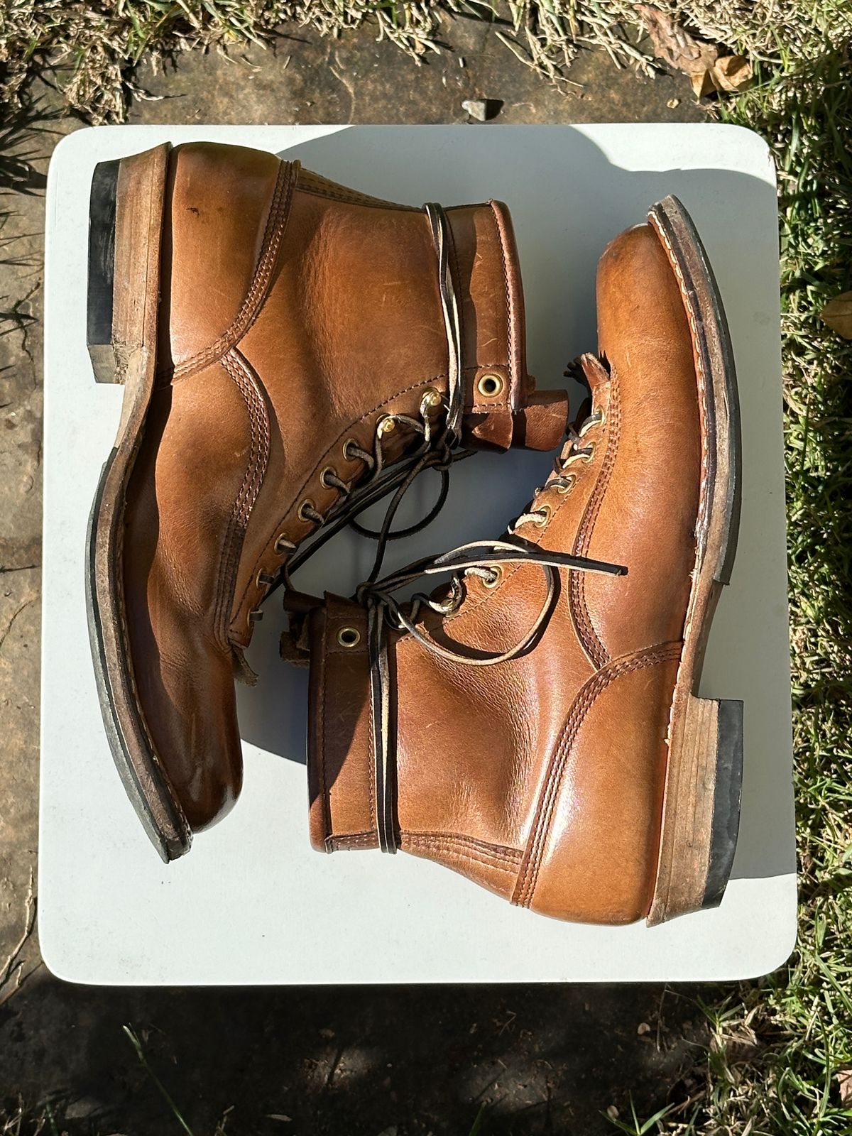 Photo by bankrobber on January 1, 2024 of the White's Bounty Hunter in Horween Natural Chromexcel.