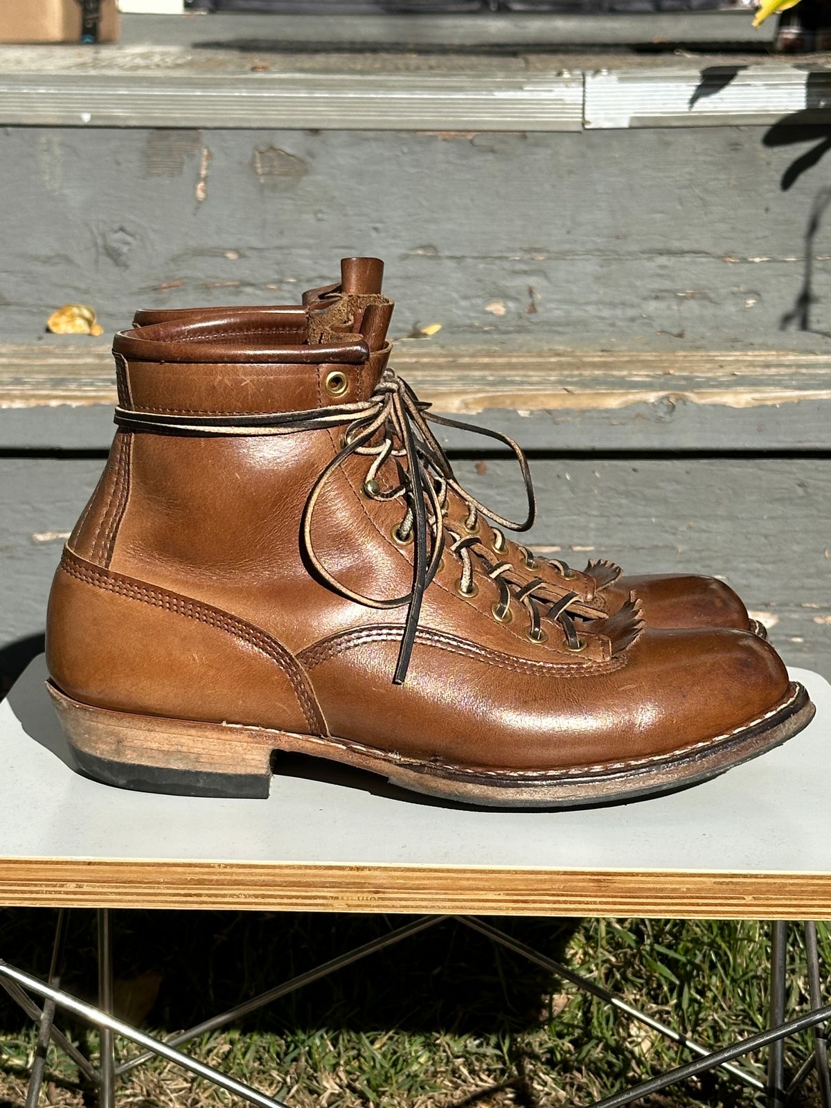 Photo by bankrobber on January 1, 2024 of the White's Bounty Hunter in Horween Natural Chromexcel.
