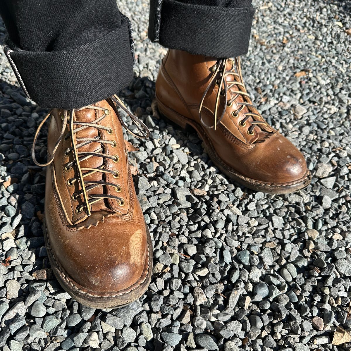 Photo by bankrobber on January 5, 2024 of the White's Bounty Hunter in Horween Natural Chromexcel.
