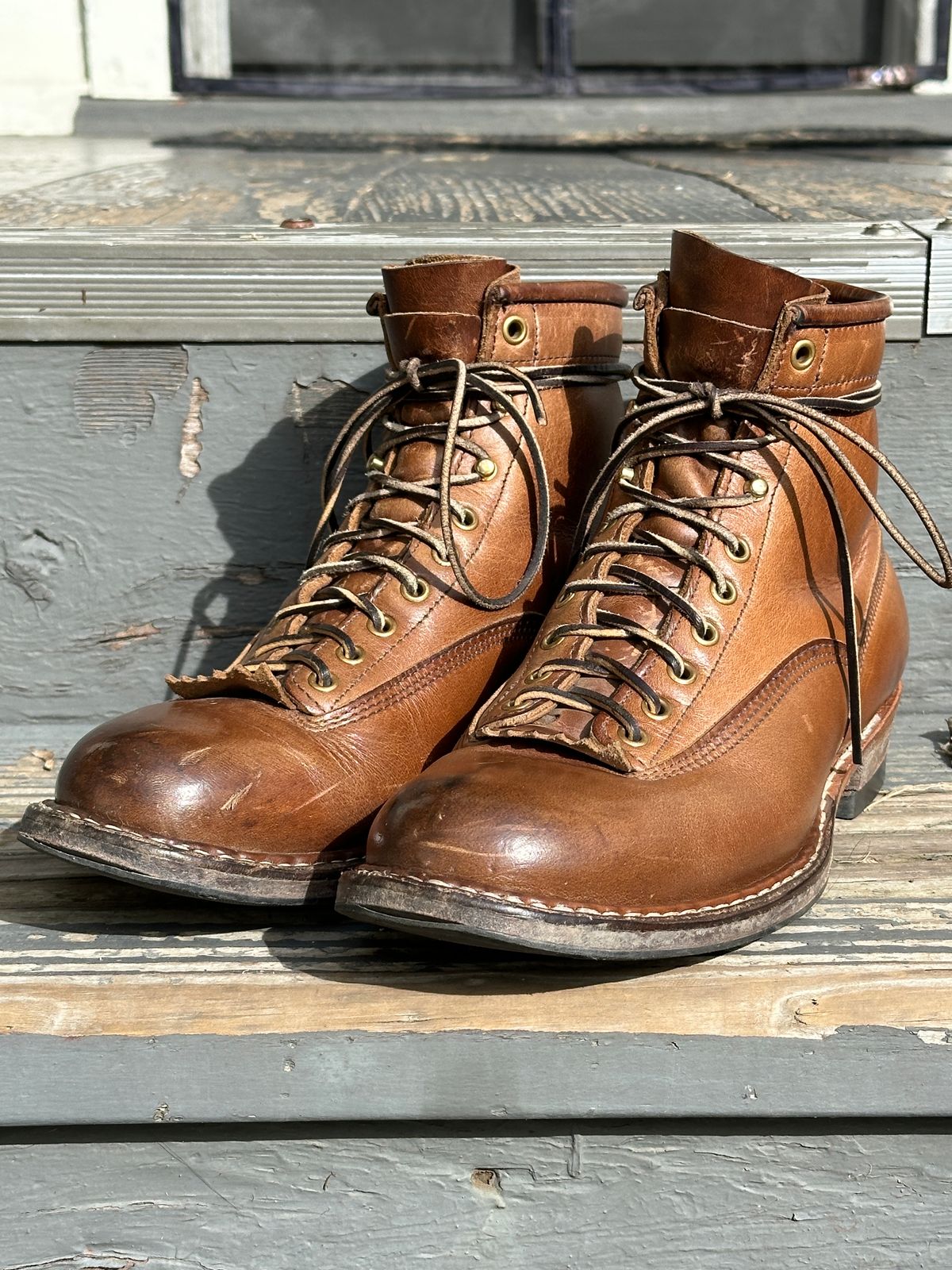 Photo by bankrobber on February 1, 2024 of the White's Bounty Hunter in Horween Natural Chromexcel.