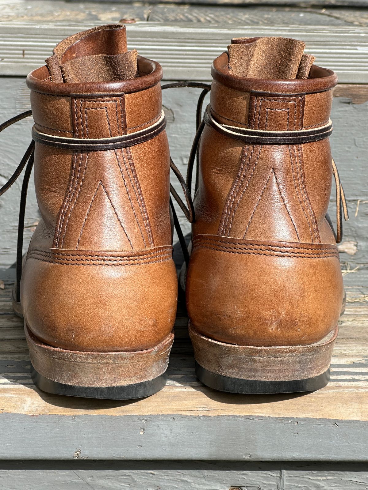 Photo by bankrobber on February 1, 2024 of the White's Bounty Hunter in Horween Natural Chromexcel.