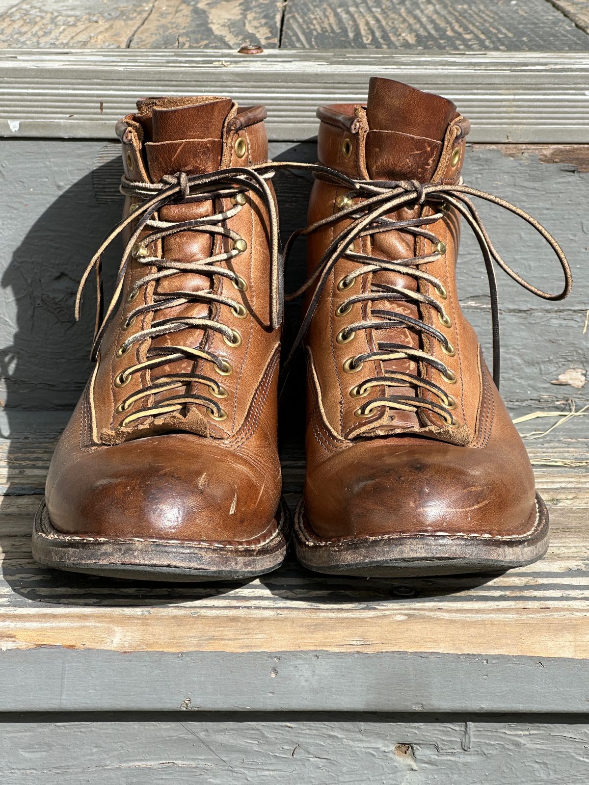 Photo by bankrobber on February 1, 2024 of the White's Bounty Hunter in Horween Natural Chromexcel.