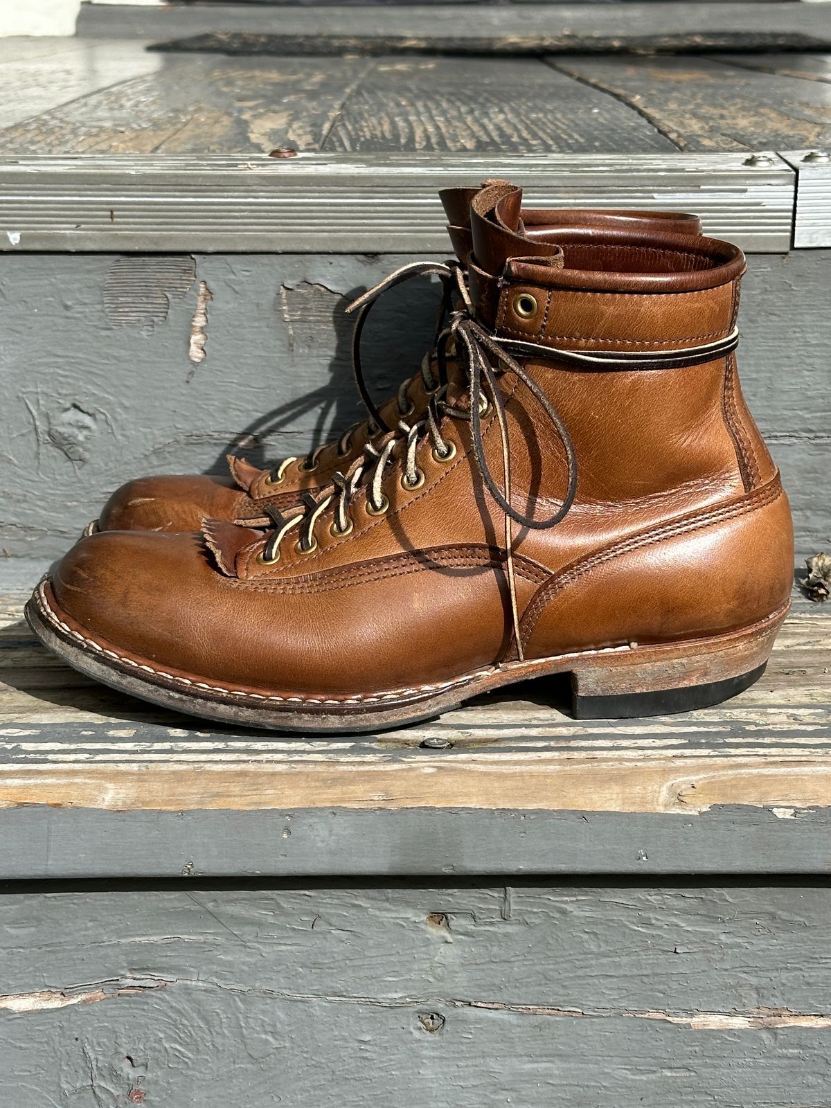 Photo by bankrobber on February 1, 2024 of the White's Bounty Hunter in Horween Natural Chromexcel.