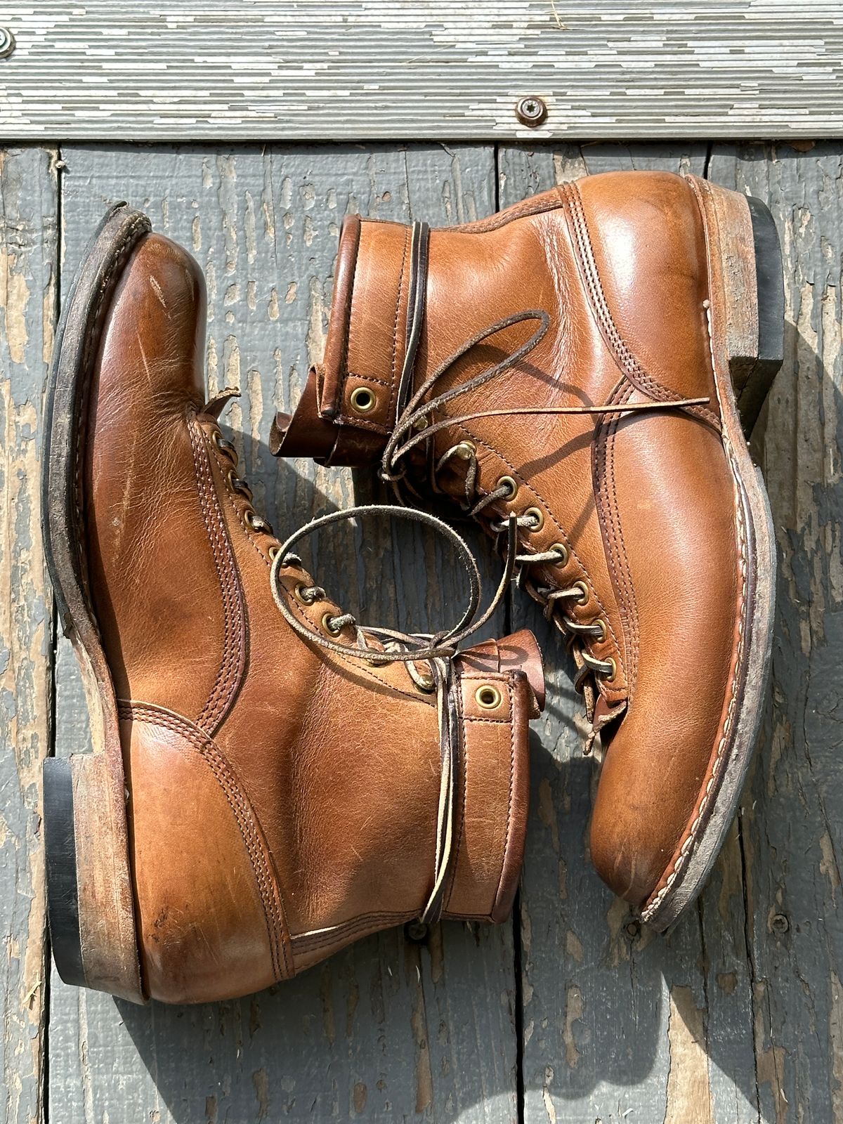 Photo by bankrobber on February 1, 2024 of the White's Bounty Hunter in Horween Natural Chromexcel.