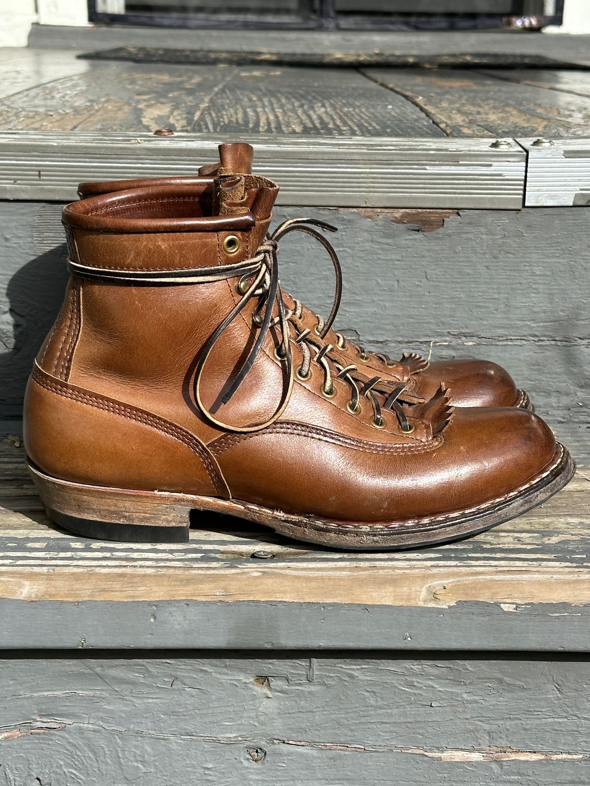 Photo by bankrobber on February 1, 2024 of the White's Bounty Hunter in Horween Natural Chromexcel.