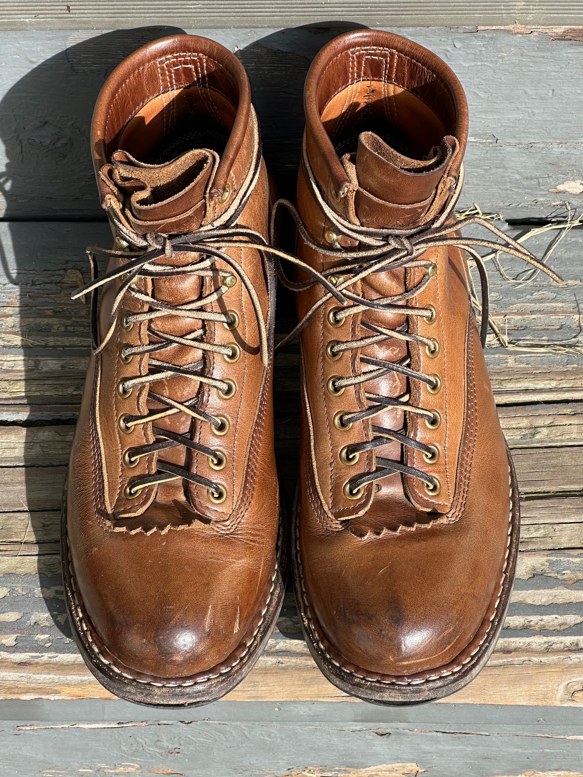 Photo by bankrobber on February 1, 2024 of the White's Bounty Hunter in Horween Natural Chromexcel.