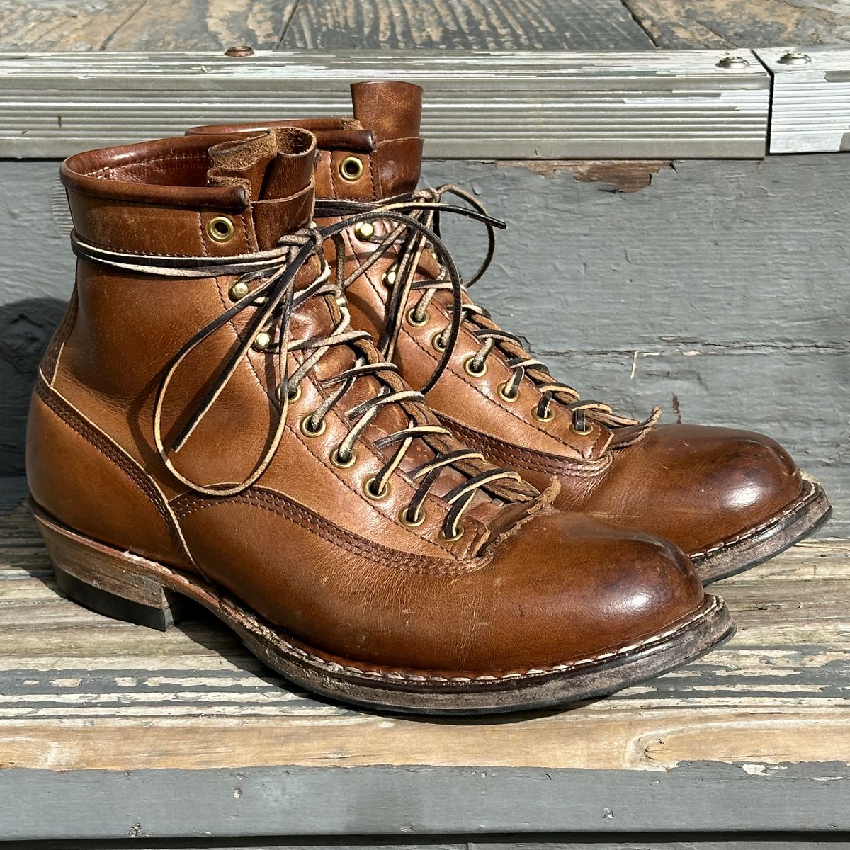Photo by bankrobber on January 30, 2024 of the White's Bounty Hunter in Horween Natural Chromexcel.