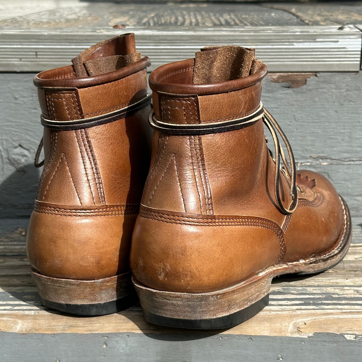 Photo by bankrobber on January 30, 2024 of the White's Bounty Hunter in Horween Natural Chromexcel.