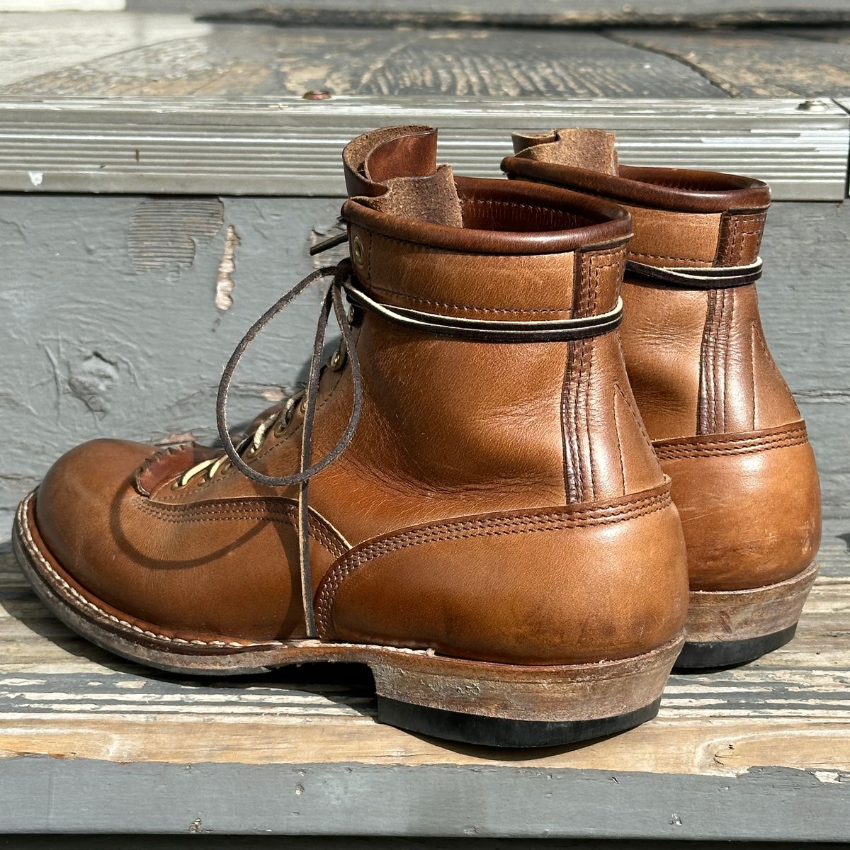 Photo by bankrobber on January 30, 2024 of the White's Bounty Hunter in Horween Natural Chromexcel.