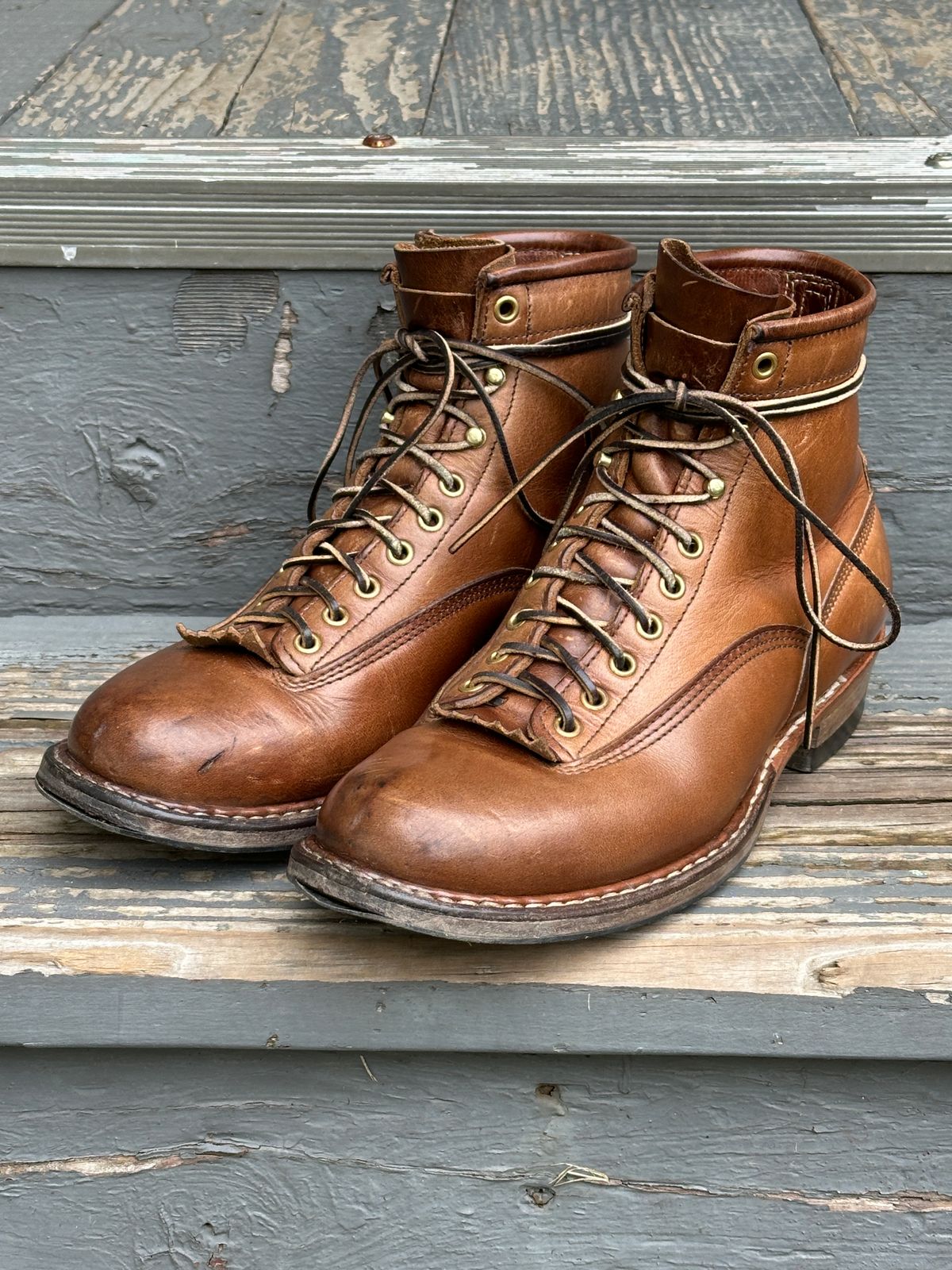 Photo by bankrobber on March 4, 2024 of the White's Bounty Hunter in Horween Natural Chromexcel.