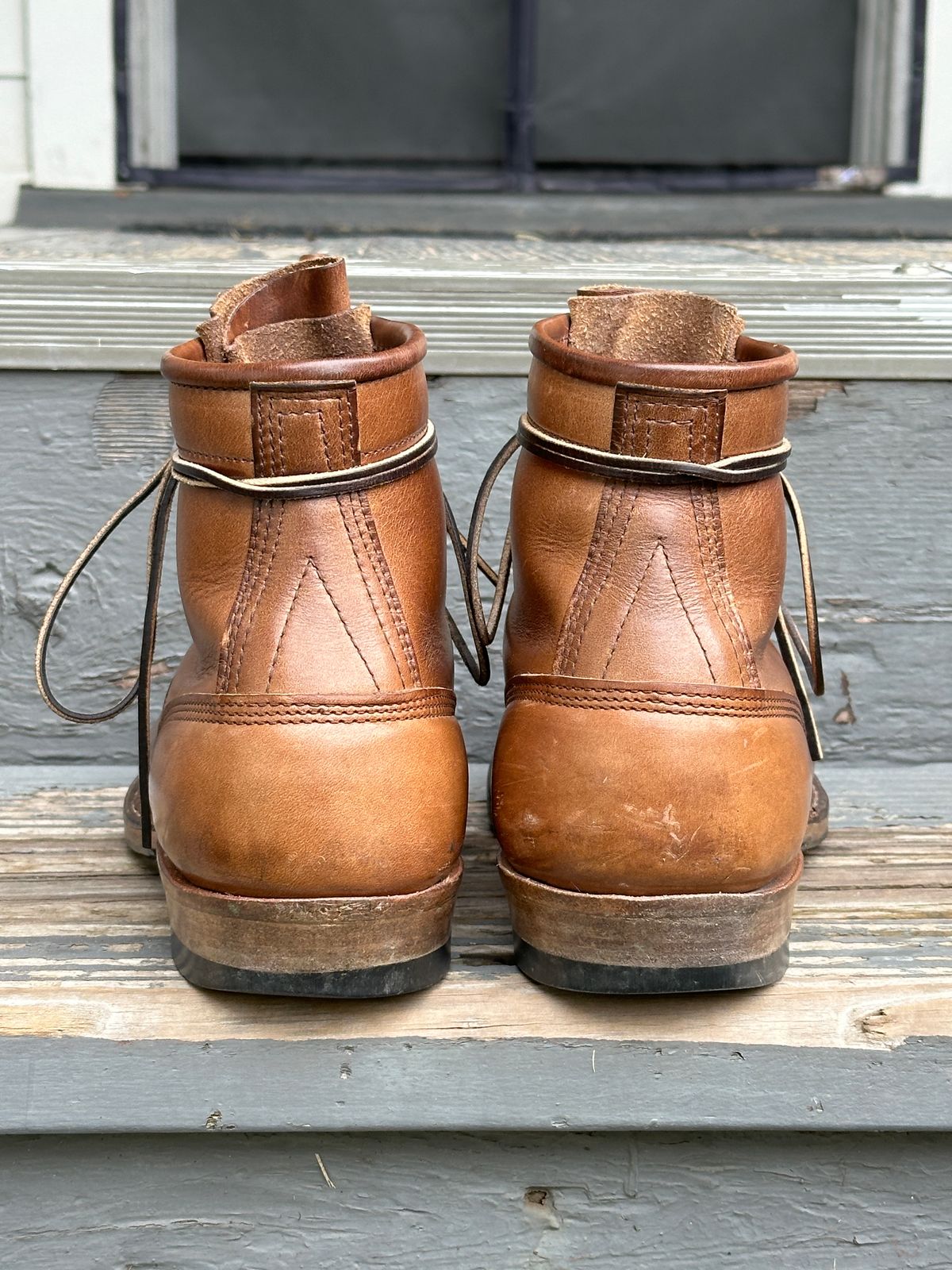 Photo by bankrobber on March 4, 2024 of the White's Bounty Hunter in Horween Natural Chromexcel.