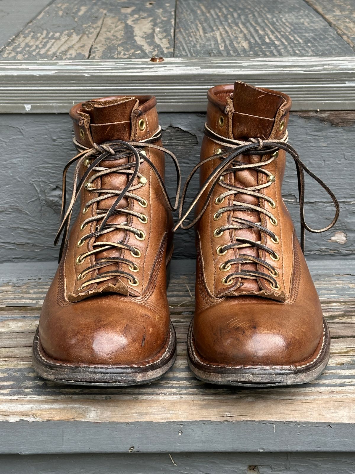 Photo by bankrobber on March 4, 2024 of the White's Bounty Hunter in Horween Natural Chromexcel.