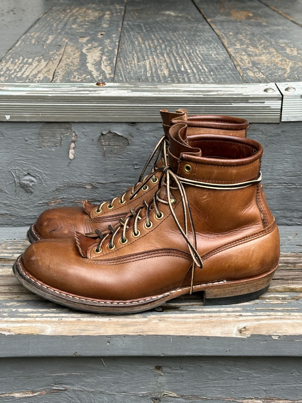 Photo by bankrobber on March 4, 2024 of the White's Bounty Hunter in Horween Natural Chromexcel.