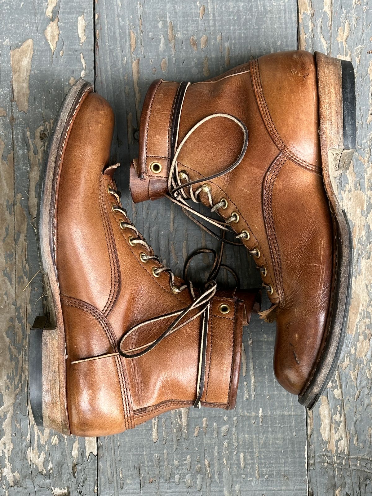 Photo by bankrobber on March 4, 2024 of the White's Bounty Hunter in Horween Natural Chromexcel.