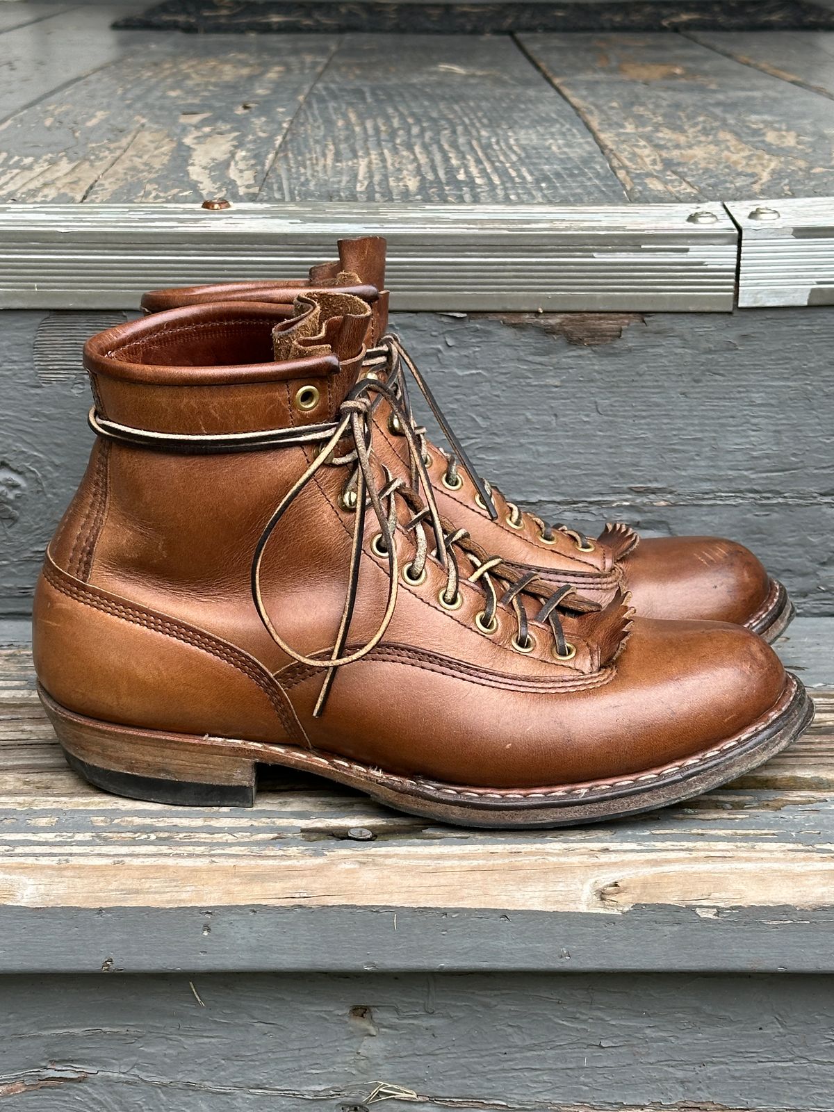 Photo by bankrobber on March 4, 2024 of the White's Bounty Hunter in Horween Natural Chromexcel.