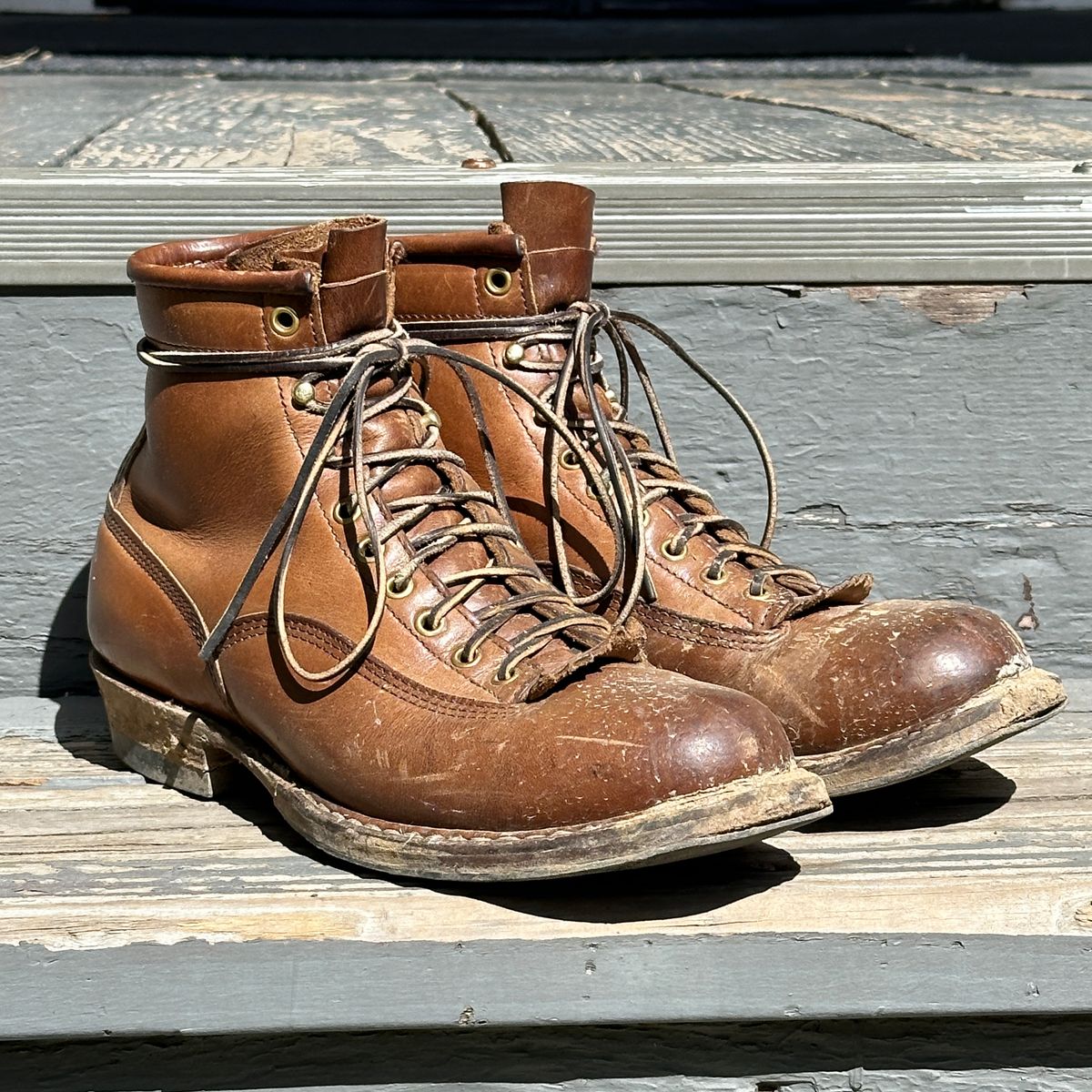 Photo by bankrobber on March 17, 2024 of the White's Bounty Hunter in Horween Natural Chromexcel.