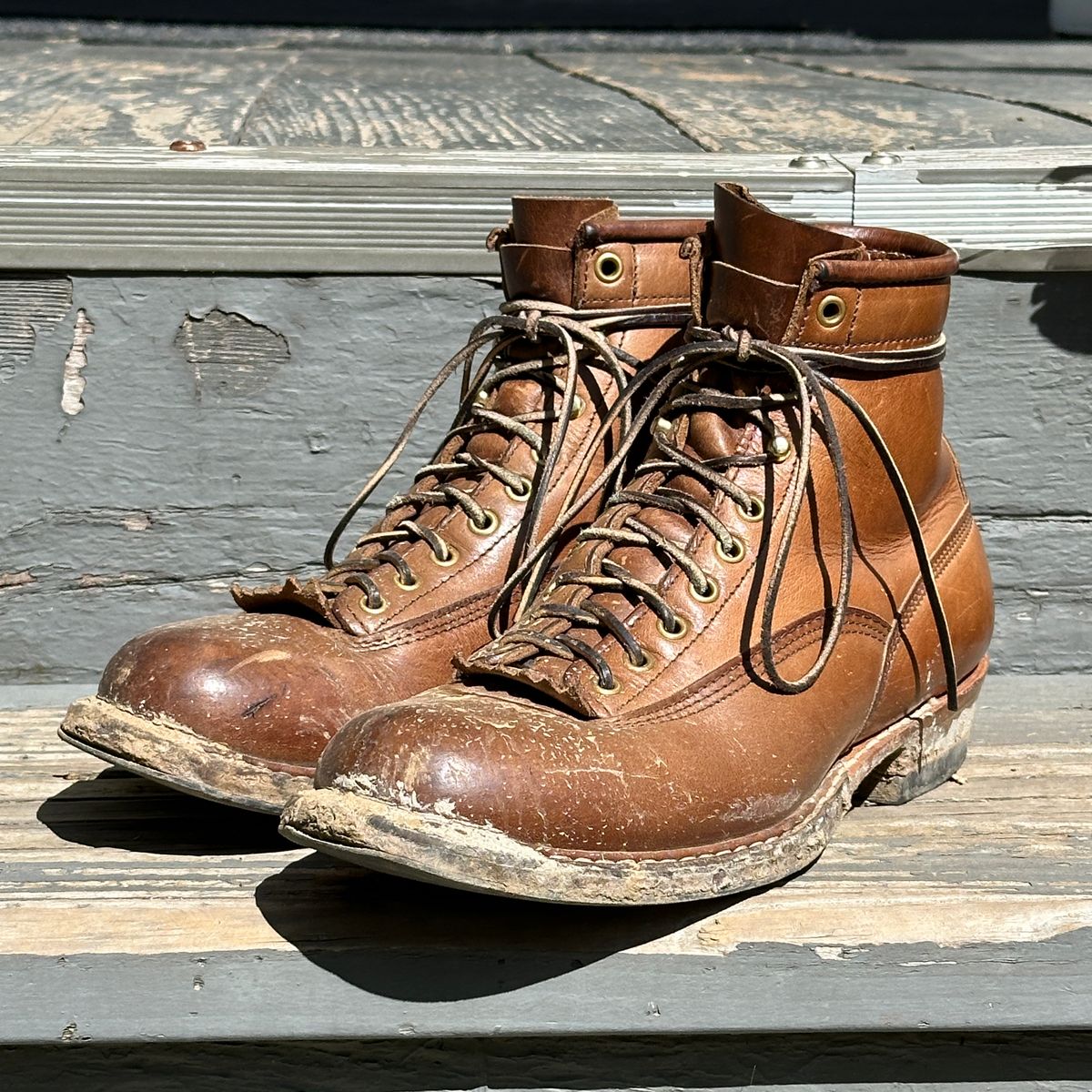 Photo by bankrobber on March 17, 2024 of the White's Bounty Hunter in Horween Natural Chromexcel.