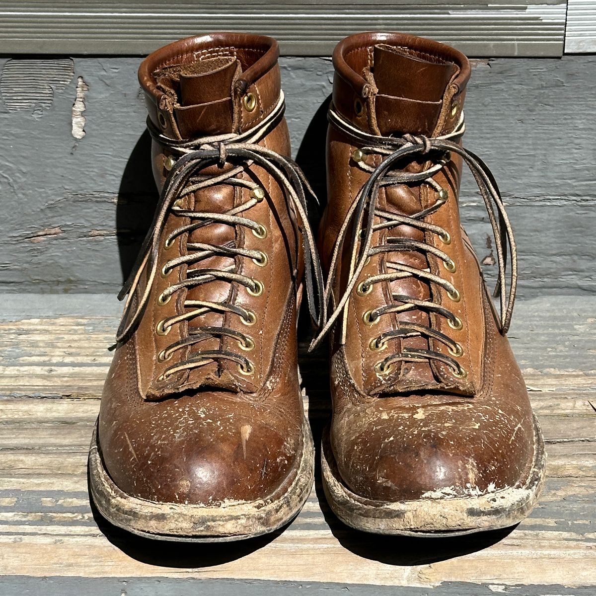 Photo by bankrobber on March 17, 2024 of the White's Bounty Hunter in Horween Natural Chromexcel.