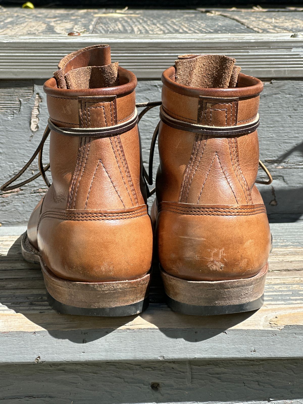 Photo by bankrobber on April 1, 2024 of the White's Bounty Hunter in Horween Natural Chromexcel.