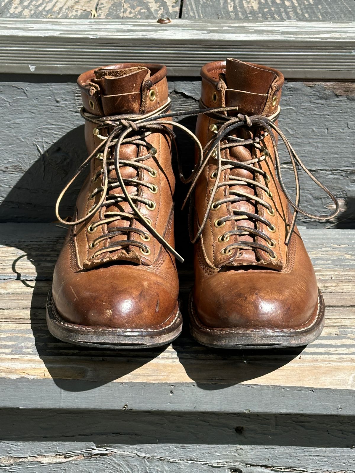 Photo by bankrobber on April 1, 2024 of the White's Bounty Hunter in Horween Natural Chromexcel.